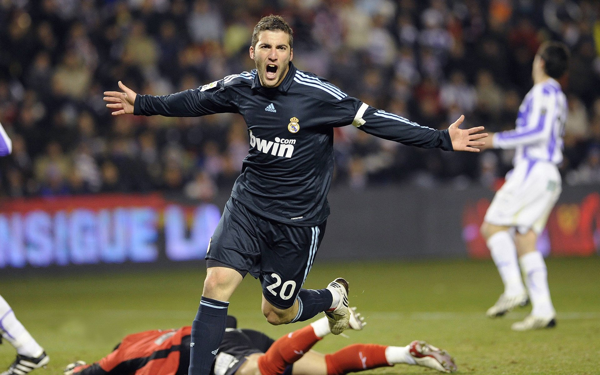 开云官网-哈斯车队完胜法拉利,勒克莱尔高光表现背后的战术革命